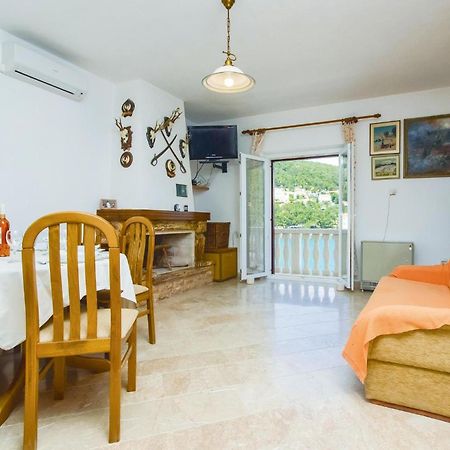 Beautiful Home In Pucisca With Wifi Exterior photo