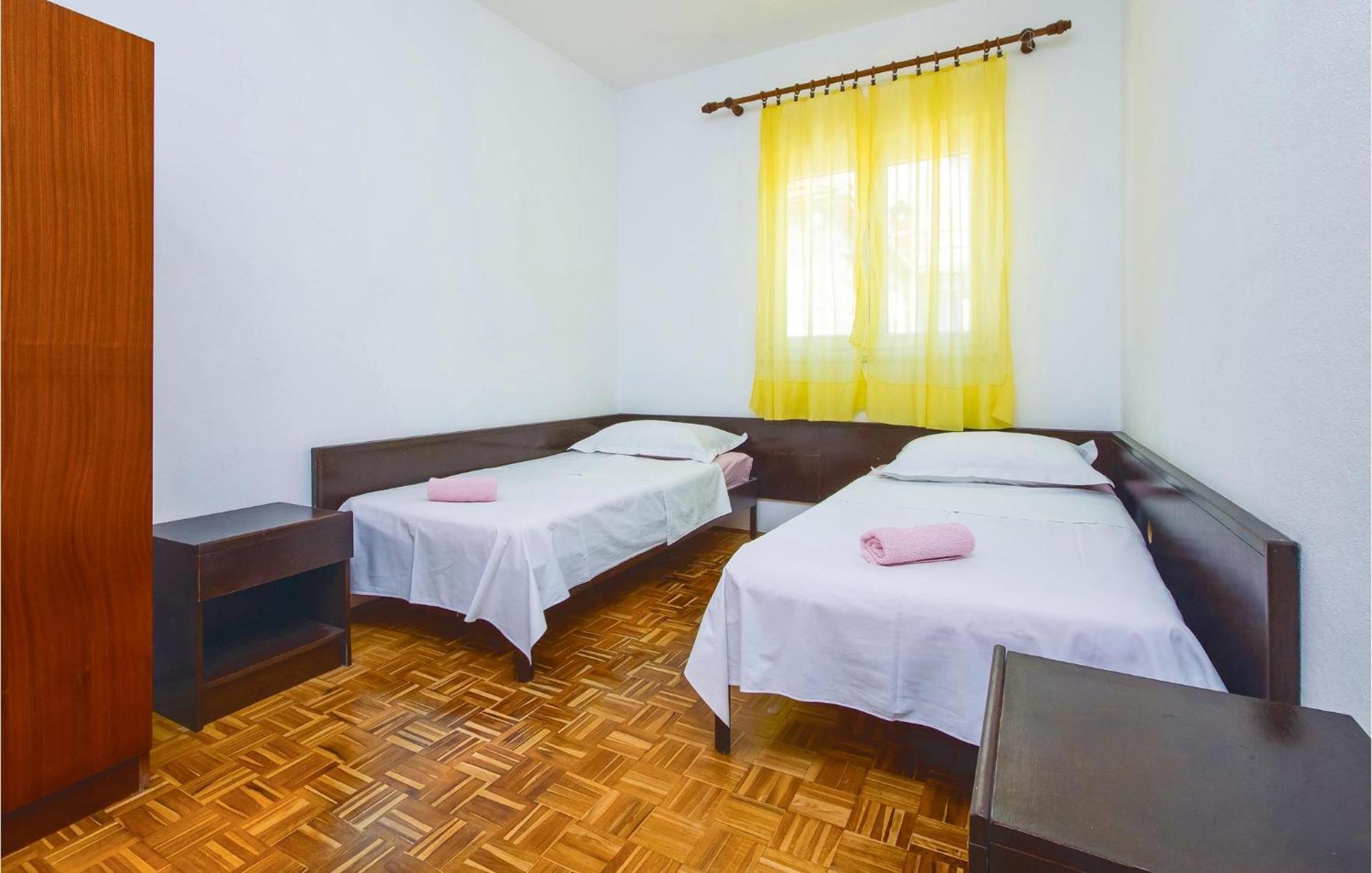 Beautiful Home In Pucisca With Wifi Exterior photo
